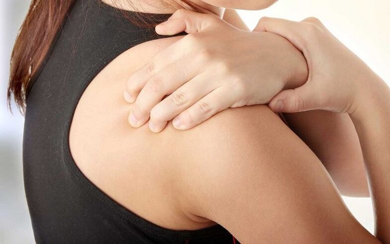 skausmas po pečių ašmenimis iš nugaros